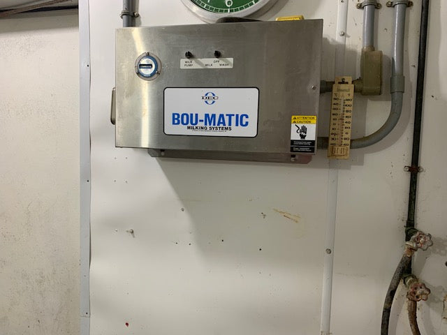 #DD1957 - Boumatic FR4-A vaccum pump, glass receiver jar, air injector and Surge auto washer -  MN